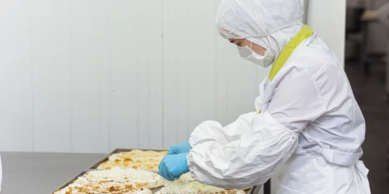 …и выкладывают начинку