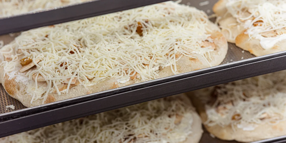 По классической технологии после добавления начинок римская пицца снова выпекается