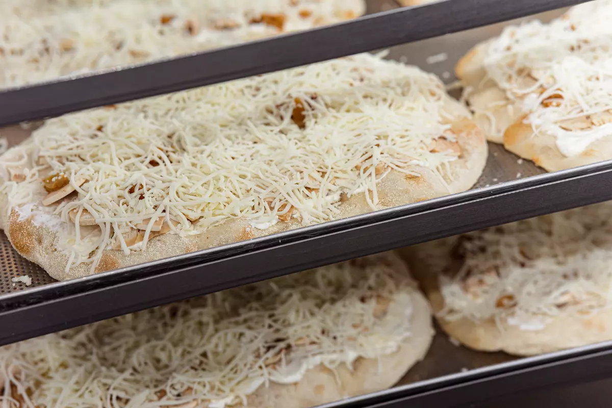 По классической технологии после добавления начинок римская пицца снова выпекается 