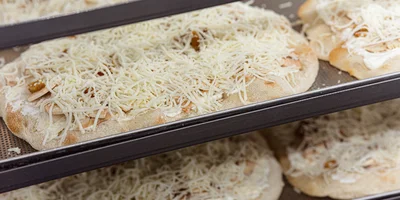 По классической технологии после добавления начинок римская пицца снова выпекается