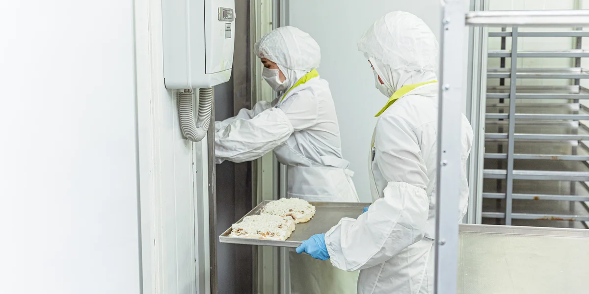 Но для ВкусВилла она замораживается, и этап выпечки как последний штрих остаётся покупателям. Пиццу нужно только слегка разморозить и отправить в духовку на 8-12 минут до золотистой корочки