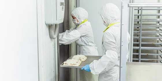 Но для ВкусВилла она замораживается, и этап выпечки как последний штрих остаётся покупателям. Пиццу нужно только слегка разморозить и отправить в духовку на 8-12 минут до золотистой корочки