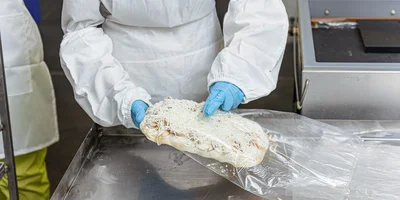 Замороженная пицца упаковывается под вакуумом