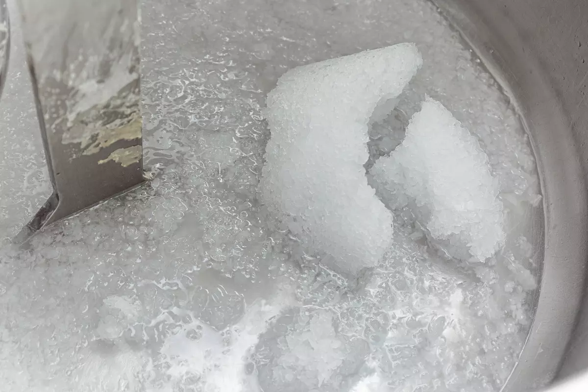 Слоёное тесто замешивают только на холодной воде со льдом