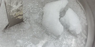 Слоёное тесто замешивают только на холодной воде со льдом