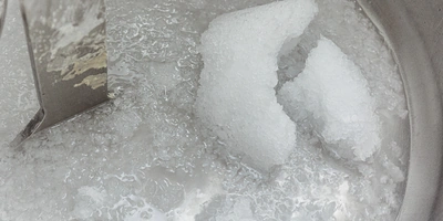 Слоёное тесто замешивают только на&nbsp;холодной воде со льдом