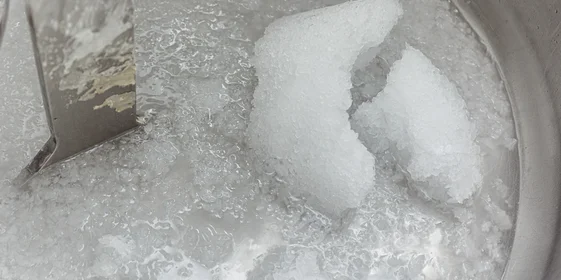 Слоёное тесто замешивают только на холодной воде со льдом