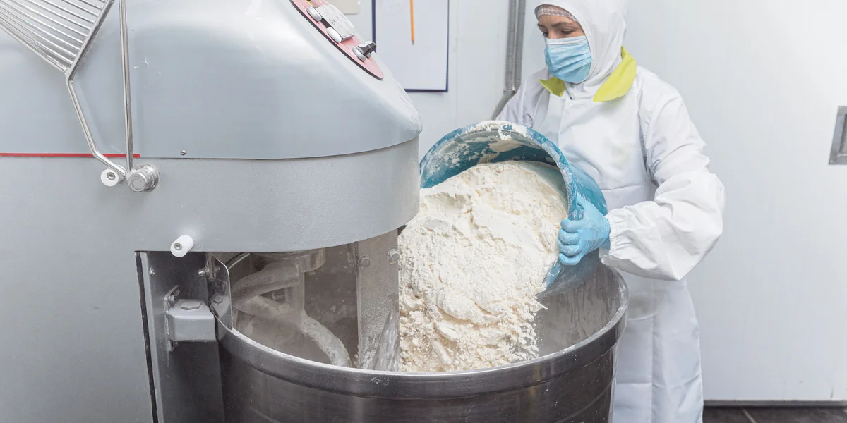 В воду добавляют муку, соль и другие ингредиенты в зависимости от вида теста (дрожжевое или бездрожжевое)