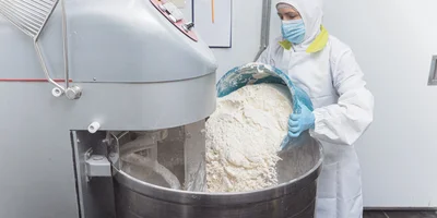 В воду добавляют муку, соль и другие ингредиенты в зависимости от вида теста (дрожжевое или бездрожжевое)