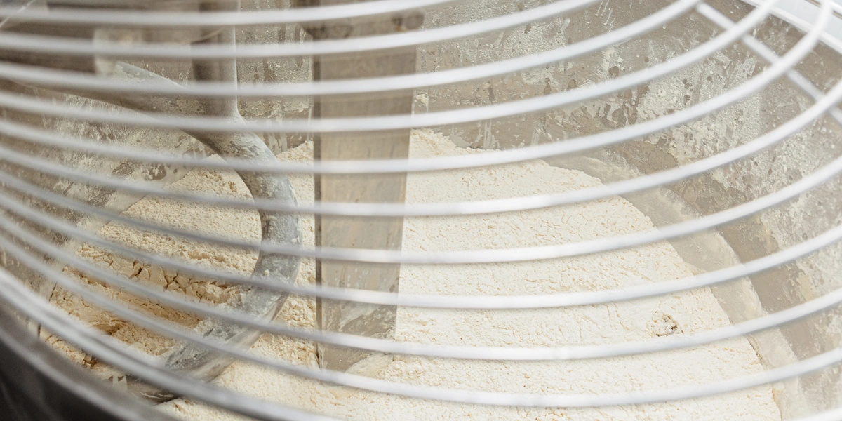 …и замешивают тесто на&nbsp;протяжении 16-18 минут