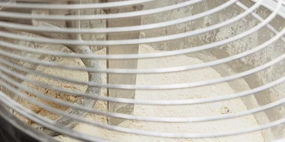 …и замешивают тесто на протяжении 16-18 минут