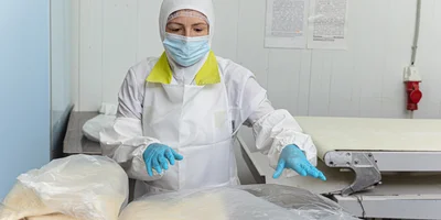 Тесто должно немного отлежаться, на 25-30 минут его помещают в холодильник