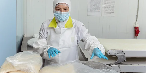 Тесто должно немного отлежаться, на 25-30 минут его помещают в холодильник