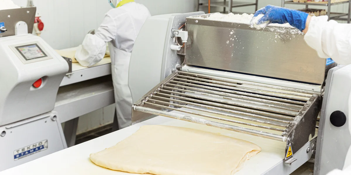 Отдохнувшее тесто начинают снова прокатывать до определённой толщины