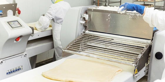 Отдохнувшее тесто начинают снова прокатывать до&nbsp;определённой толщины 