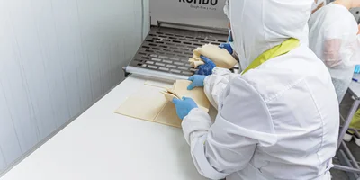 …где на специализированной линии разрезают его на прямоугольники