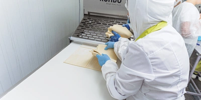 …где на&nbsp;специализированной линии разрезают его на&nbsp;прямоугольники