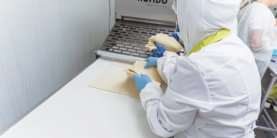 …где на&nbsp;специализированной линии разрезают его на&nbsp;прямоугольники