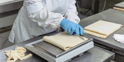 Тесто взвешивают, убирают излишки…