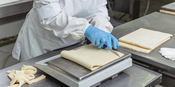 Тесто взвешивают, убирают излишки…