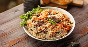 Плов с бараниной в казане на костре