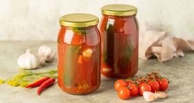 Маринованные огурцы в томатном соусе на зиму