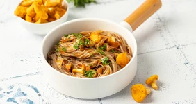 Соба с терияки и лисичками