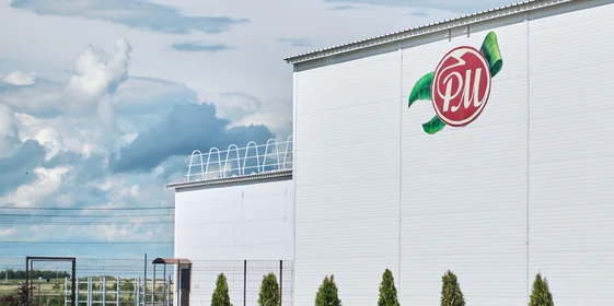 На производстве внедрён гуманный убой. После него тушу подвешивают и перерезают артерию