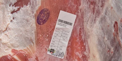 На каждую тушу в обязательном порядке вешается бирка. В этом наборе цифр зашифровано много полезной информации: дата забоя, возраст животного, его вес и т.д.