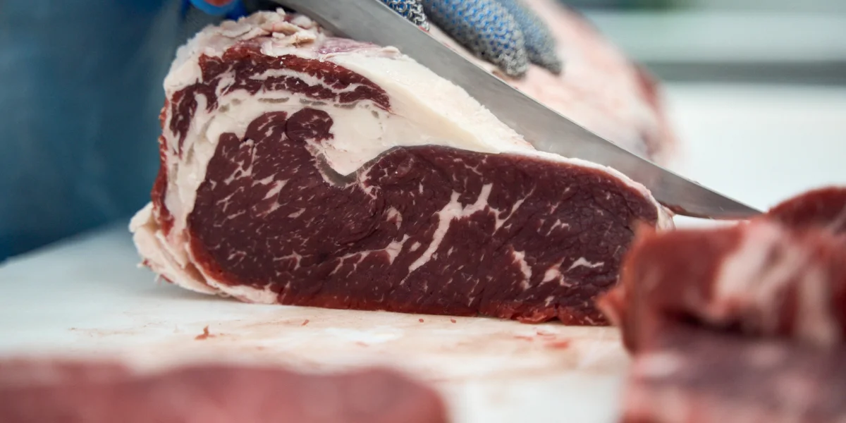 Каждый отруб проходит отдельную оценку мраморности. На фото — стейк рибай с грейдом «чойс»