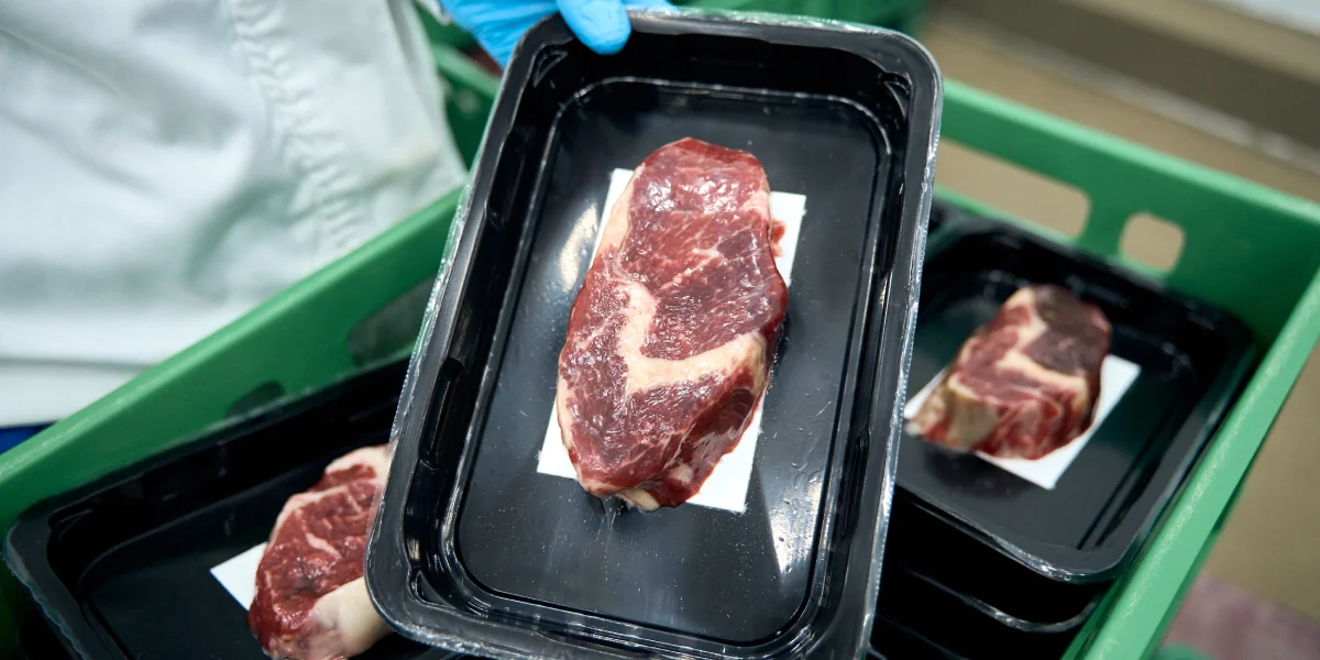 Мясо в вакууме проходит процесс длительного вызревания. Чем «старее» мясо, тем более нежным и сочным оно будет