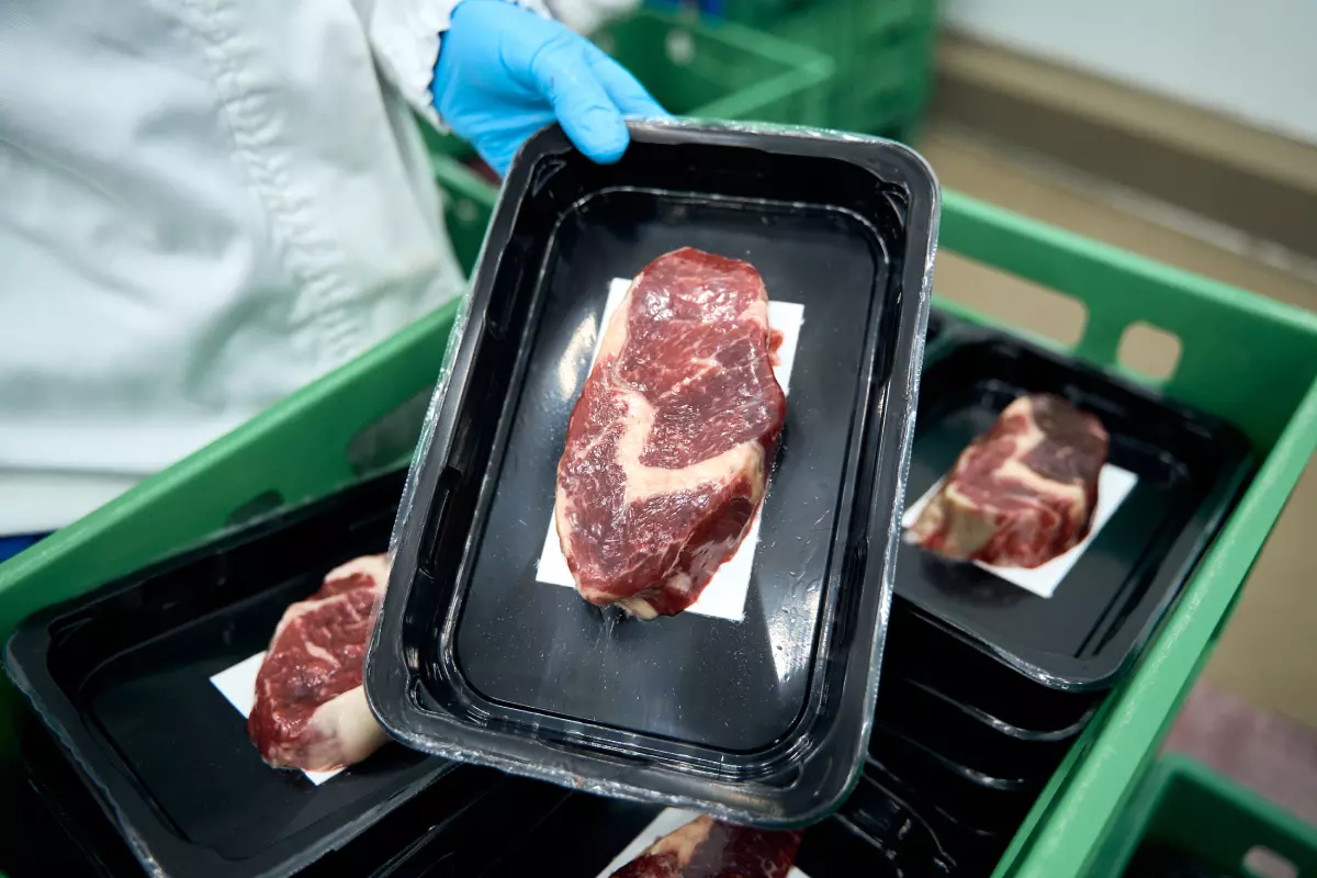 Мясо в вакууме проходит процесс длительного вызревания. Чем «старее» мясо, тем более нежным и сочным оно будет