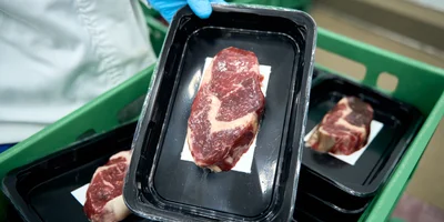 Мясо в вакууме проходит процесс длительного вызревания. Чем «старее» мясо, тем более нежным и сочным оно будет