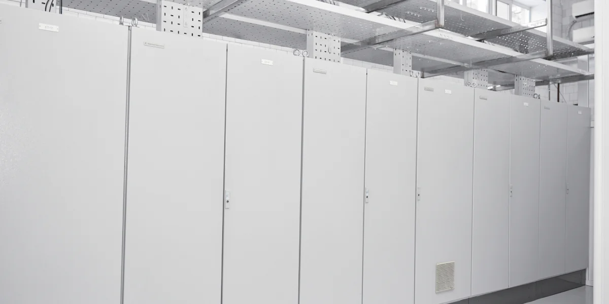 Для работы завода создали собственную уникальную программу. На фото — «мозги» предприятия, шкафы управления системой