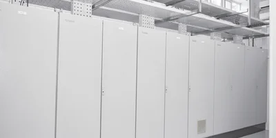 Для работы завода создали собственную уникальную программу. На фото — «мозги» предприятия, шкафы управления системой