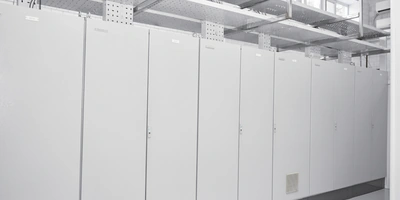 Для работы завода создали собственную уникальную программу. На&nbsp;фото — «мозги» предприятия, шкафы управления системой