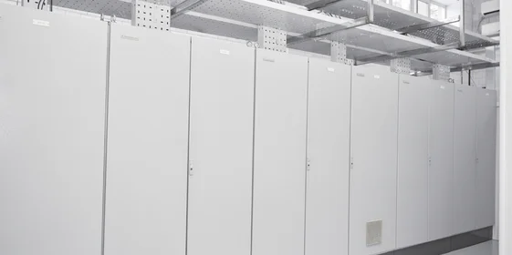 Для работы завода создали собственную уникальную программу. На фото — «мозги» предприятия, шкафы управления системой