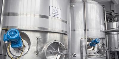  Все процессы от&nbsp;приёмки молока до&nbsp;фасовки готового продукта контролируются с&nbsp;помощью компьютера. В&nbsp;том числе и&nbsp;централизованная мойка оборудования