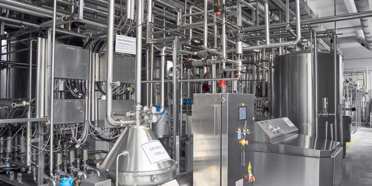 Молоко на производстве вы не увидите нигде: всё оно бежит по трубам