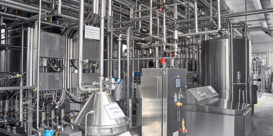 Молоко на производстве вы не увидите нигде: всё оно бежит по трубам