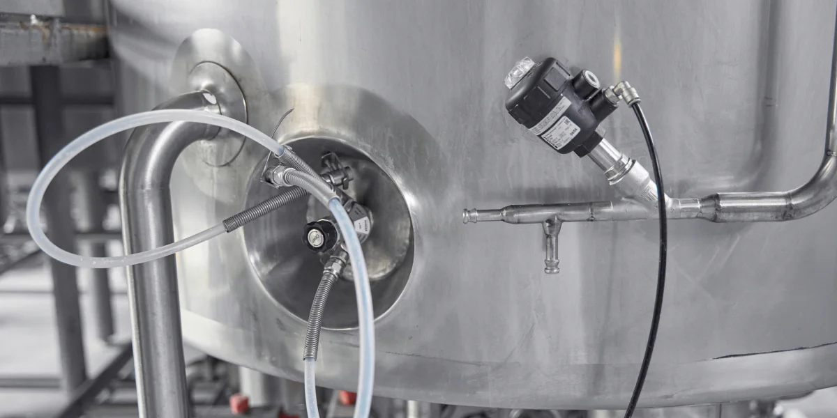 Заглянуть внутрь танка тоже не получится: на предприятии пользуются только специальными пробоотборниками — через кран нужный продукт набирают в стаканчики для последующего анализа