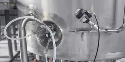 Заглянуть внутрь танка тоже не получится: на предприятии пользуются только специальными пробоотборниками — через кран нужный продукт набирают в стаканчики для последующего анализа