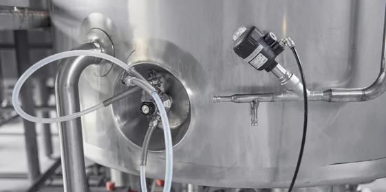 Заглянуть внутрь танка тоже не получится: на предприятии пользуются только специальными пробоотборниками — через кран нужный продукт набирают в стаканчики для последующего анализа