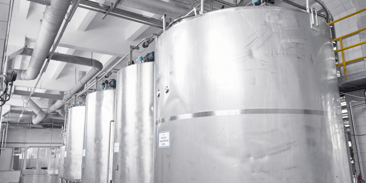 Молоко для&nbsp;детского цеха поставляют три сертифицированных фермы. Приёмка такого сырья осуществляется отдельно от&nbsp;«взрослого» молока