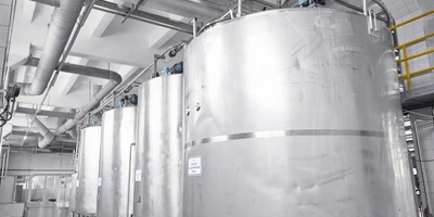 Молоко для&nbsp;детского цеха поставляют три сертифицированных фермы. Приёмка такого сырья осуществляется отдельно от&nbsp;«взрослого» молока