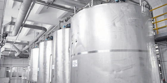 Молоко для&nbsp;детского цеха поставляют три сертифицированных фермы. Приёмка такого сырья осуществляется отдельно от&nbsp;«взрослого» молока