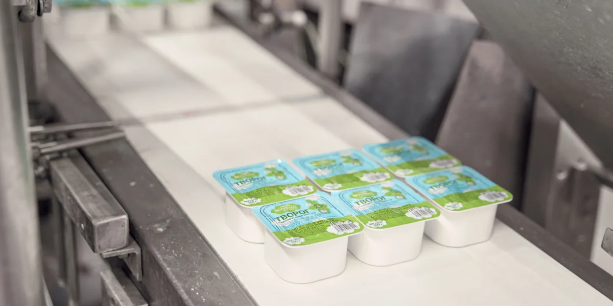 С помощью пресса из полипропиленового листа выдавливается форма. В полученные стаканчики дозируется продукт и сверху запечатывается покрывным материалом