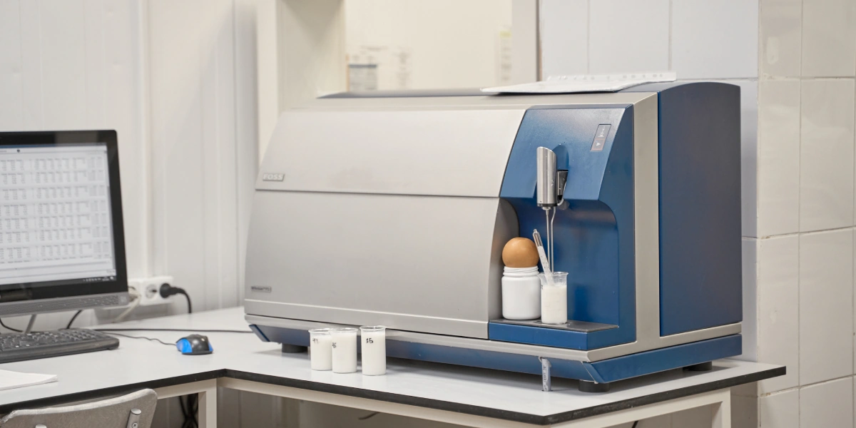 Отбор анализов производится на&nbsp;всех этапах создания продукции. Только после&nbsp;одобрения лаборатории начинается фасовка