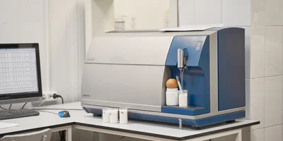 Отбор анализов производится на всех этапах создания продукции. Только после одобрения лаборатории начинается фасовка