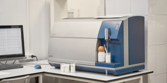 Отбор анализов производится на всех этапах создания продукции. Только после одобрения лаборатории начинается фасовка